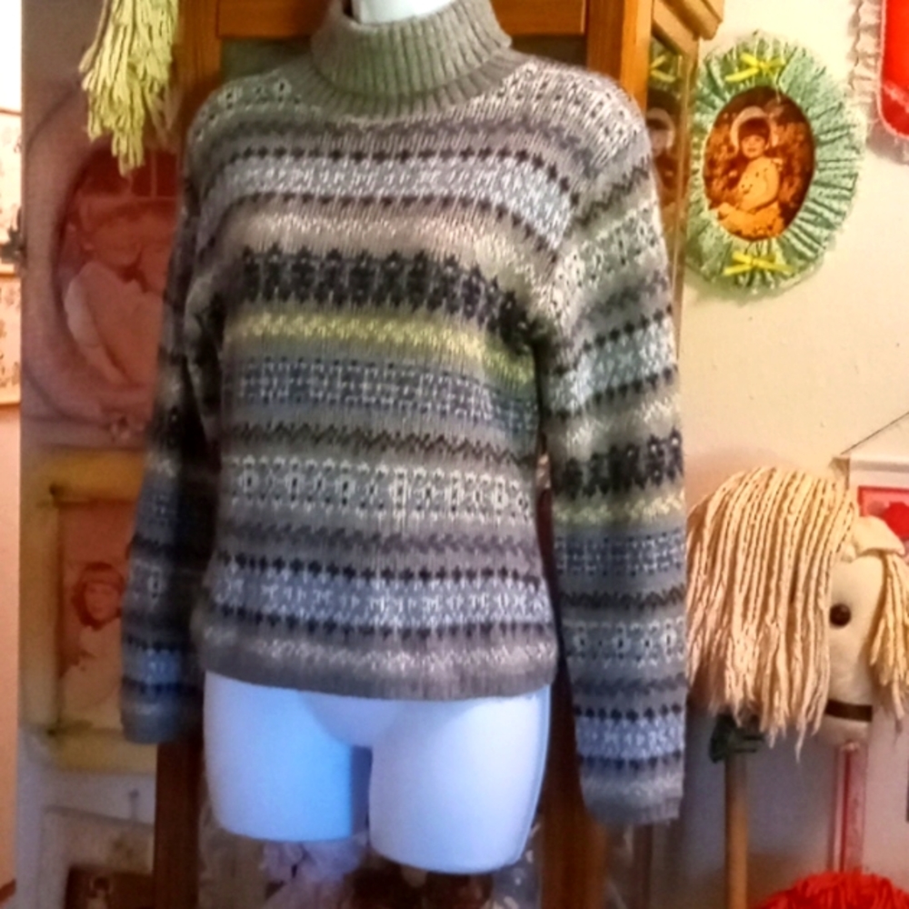Like NEW, Warm & Cozy, Turtleneck Sweater with Blue,White & Gray Geometric Print